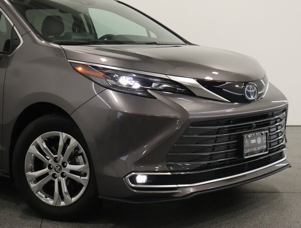 2024 Toyota Sienna Platinum photo 3