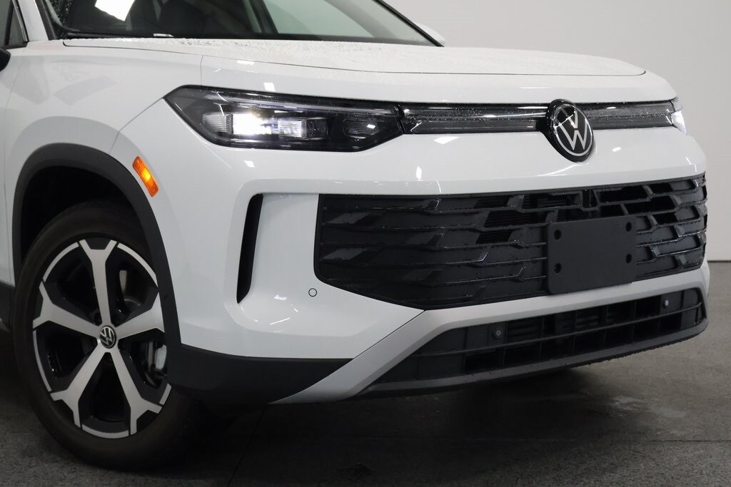 2025 Volkswagen Tiguan SE photo 2