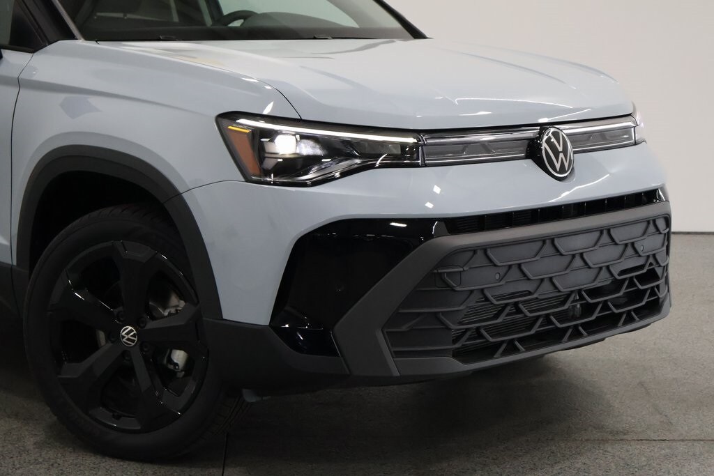 2025 Volkswagen Taos SE photo 3