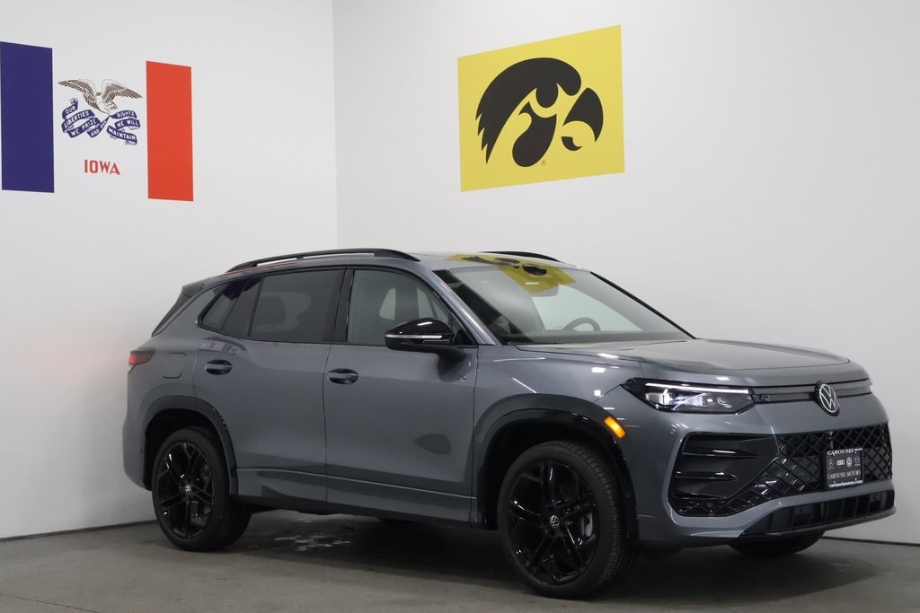 2026 Volkswagen Tiguan SE R-LINE BLACK's photo