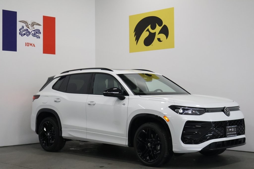 2026 Volkswagen Tiguan SE R-LINE BLACK's photo