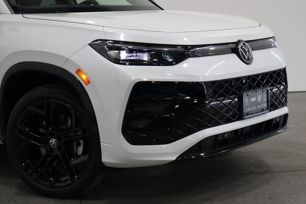 2026 Volkswagen Tiguan SE R-LINE BLACK - Photo 3