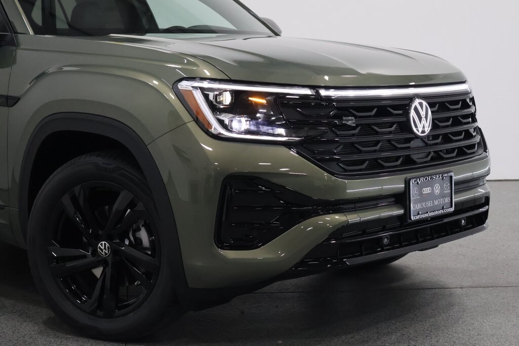 2026 Volkswagen Atlas Cross Sport SEL R-Line photo 2