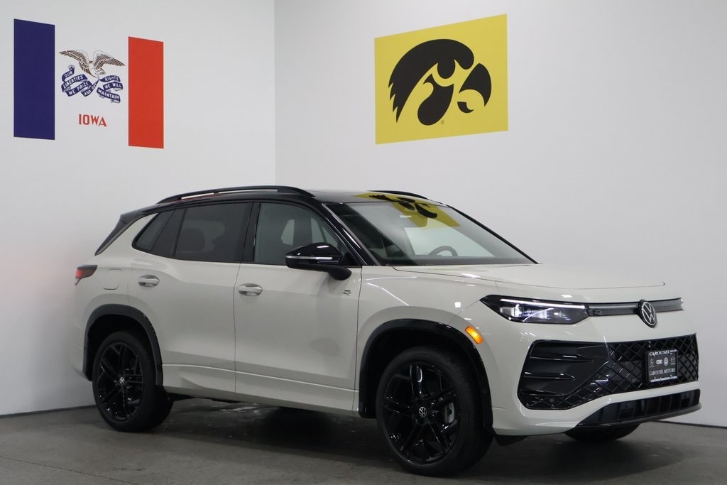 2026 Volkswagen Tiguan SE R-LINE BLACK's photo