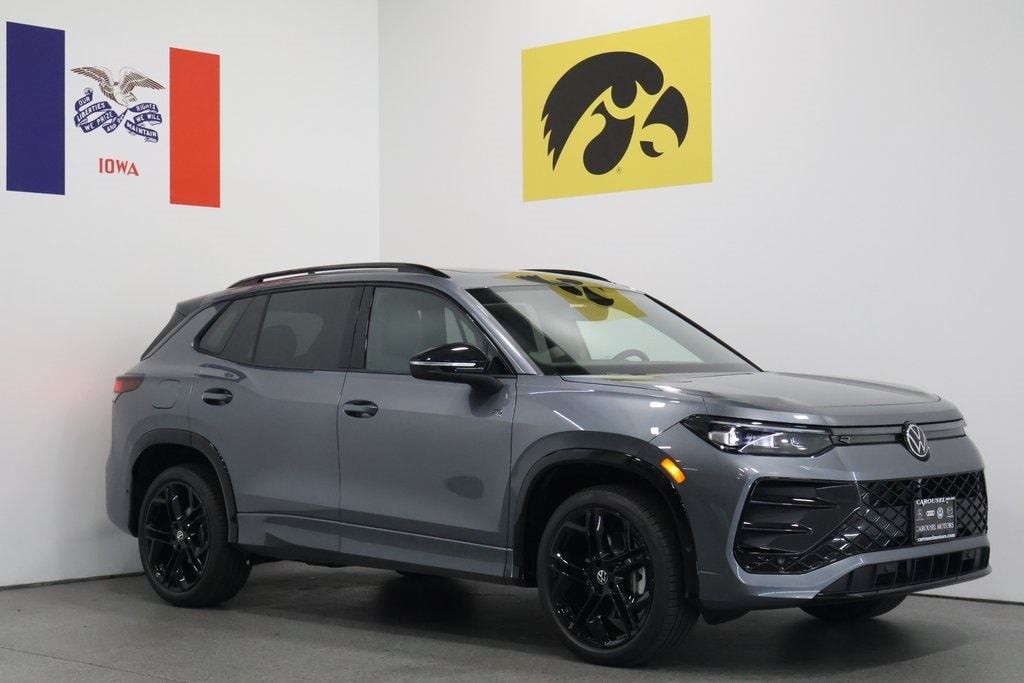 2025 Volkswagen Tiguan SE R-LINE BLACK's photo