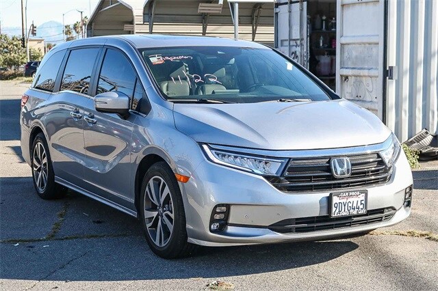2023 Honda Odyssey Touring photo 2