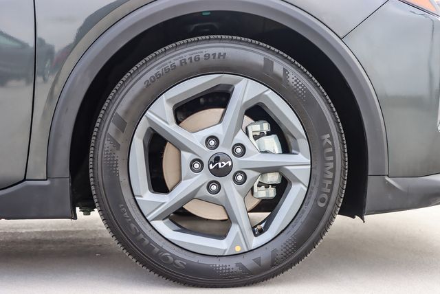 2025 Kia K4 LXS - Photo 11