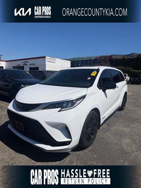 2021 Toyota Sienna XSE 7-Passenger Hybrid FWD's photo