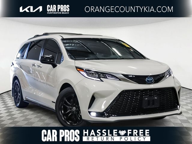 2021 Toyota Sienna XSE 7-Passenger Hybrid FWD's photo