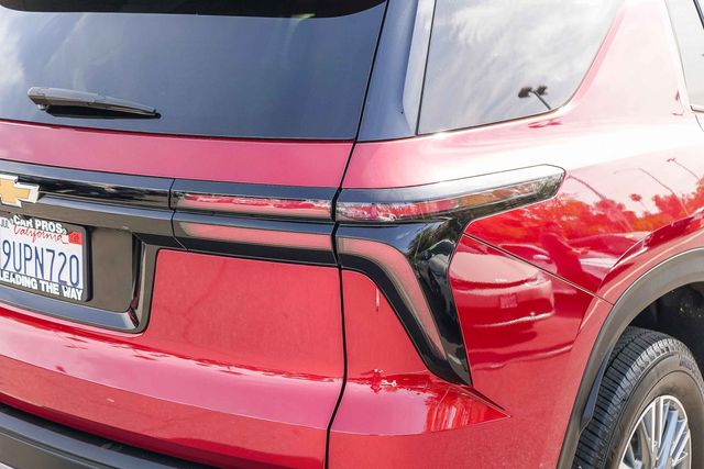 2025 Chevrolet Traverse LT photo 3