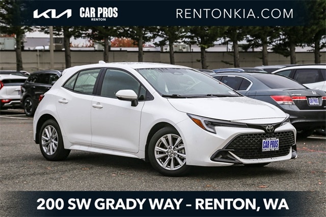 2024 Toyota Corolla Hatchback SE's photo