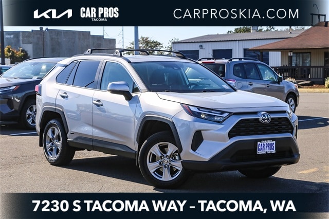 2024 Toyota RAV4 XLE's photo