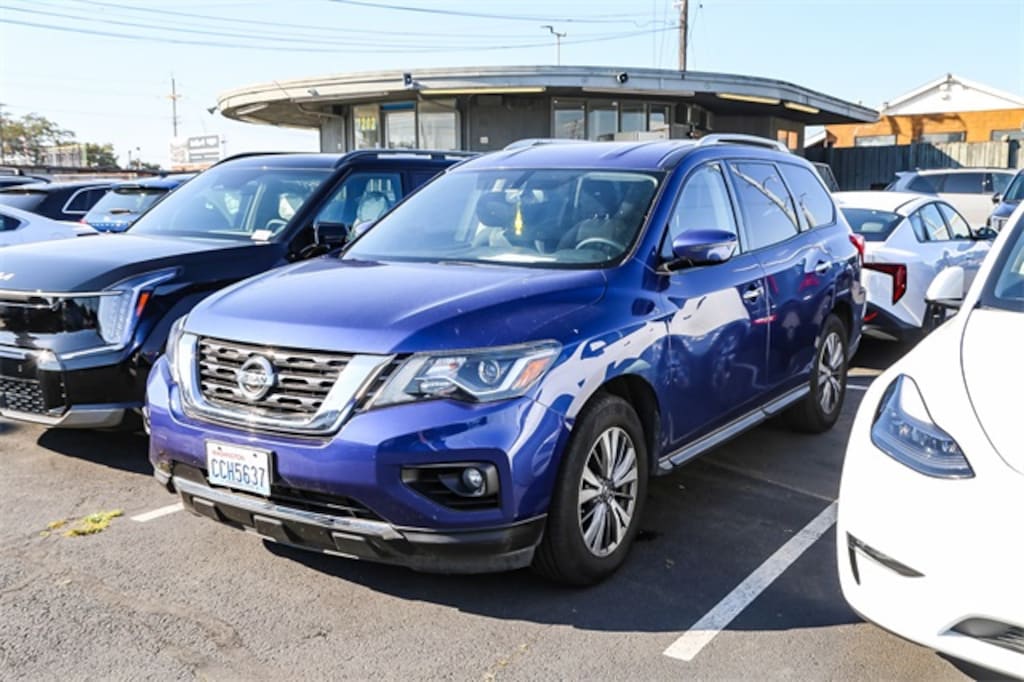 Used 2017 Nissan Pathfinder SV SUV