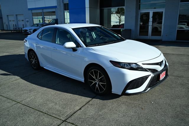 2024 Toyota Camry SE's photo