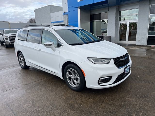 2022 Chrysler Pacifica Limited's photo