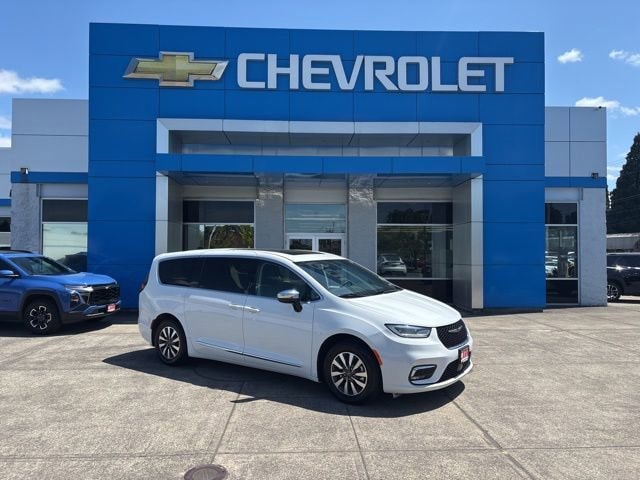 2023 Chrysler Pacifica Hybrid Limited Hybrid's photo