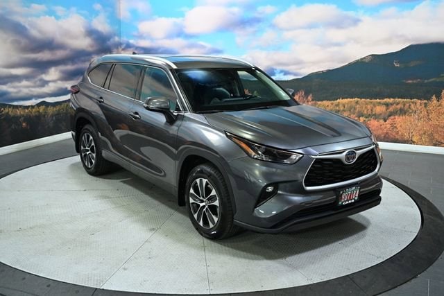 2022 Toyota Highlander XLE Hybrid 4x4's photo