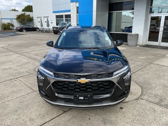 2025 Chevrolet Trax LT photo 2