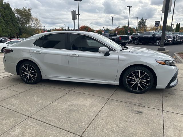 2022 Toyota Camry SE photo 2