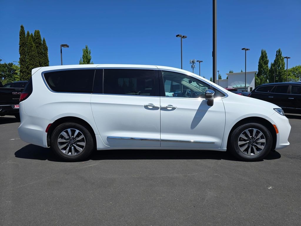 Used 2023 Chrysler Pacifica Hybrid Limited Minivan/Van