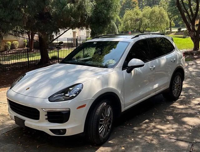 2017 Porsche Cayenne S photo 2