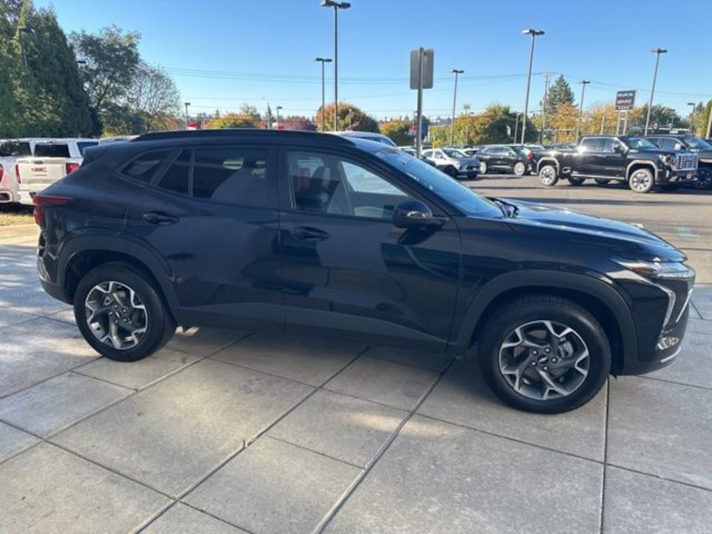 Used 2024 Chevrolet Trax LT SUV