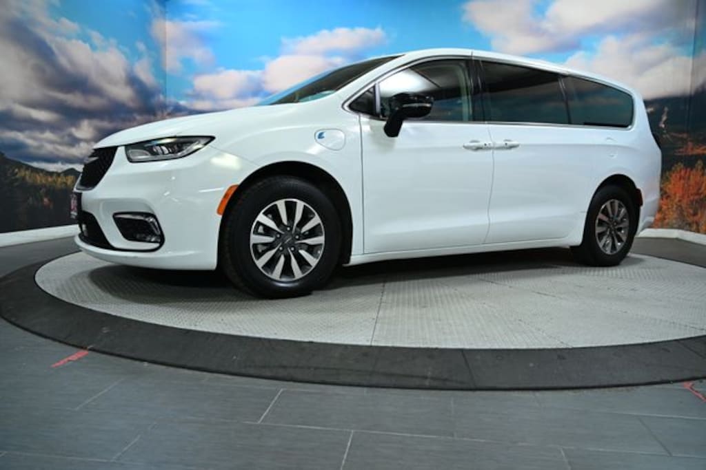 Used 2024 Chrysler Pacifica Hybrid Select Minivan/Van