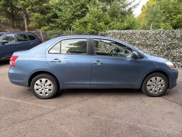 2011 Toyota Yaris Base photo 4