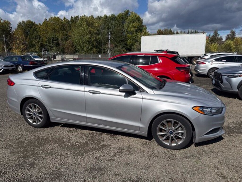 Used 2017 Ford Fusion SE Sedan