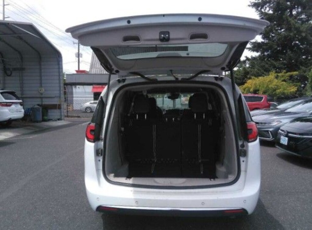 Used 2023 Chrysler Pacifica Hybrid Touring L Minivan/Van