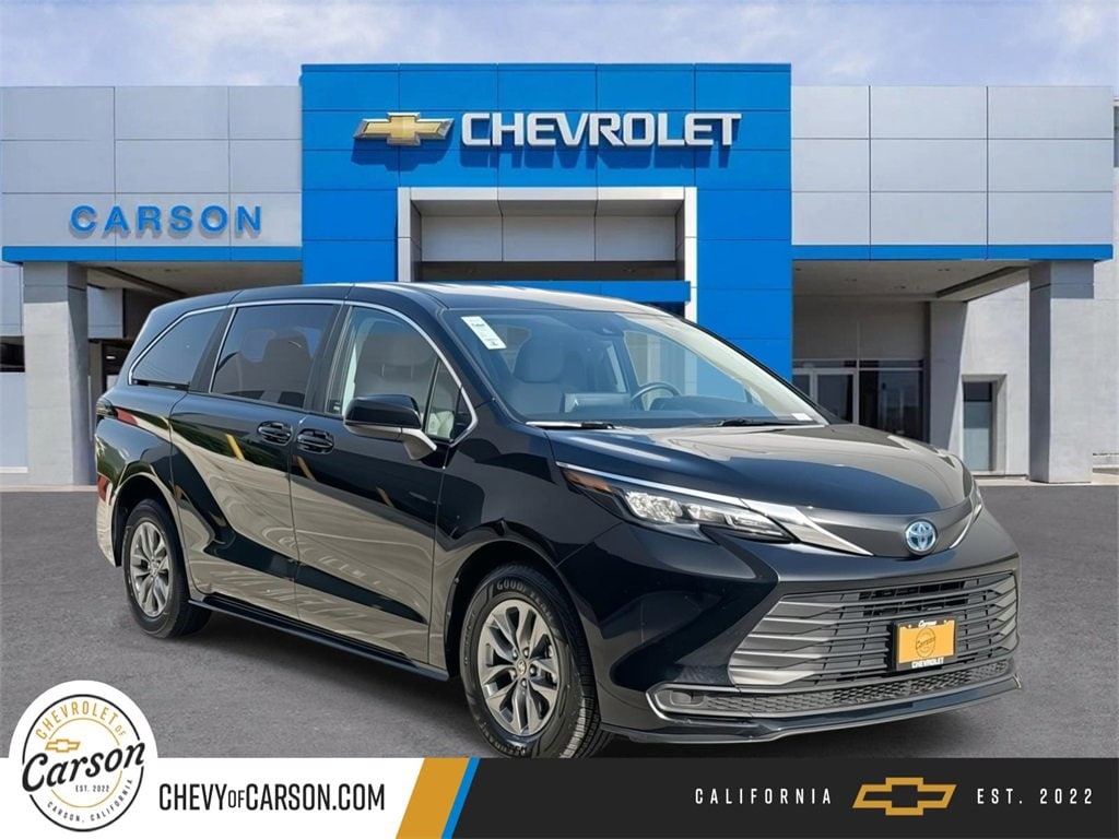 2024 Toyota Sienna LE's photo
