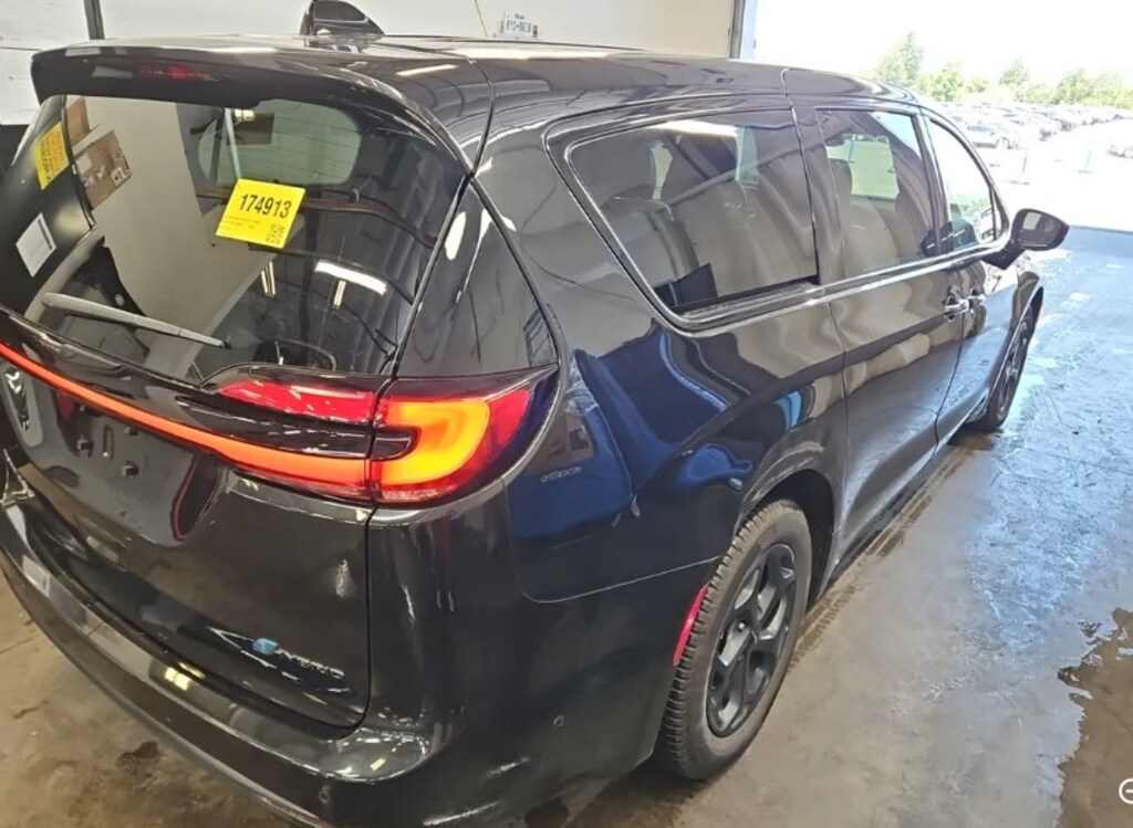 Used 2023 Chrysler Pacifica Hybrid Limited Minivan