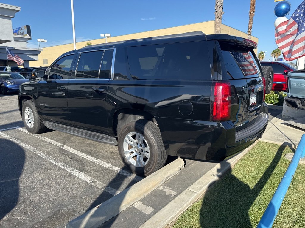 2018 Chevrolet Suburban LT photo 3