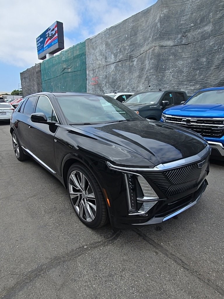 Used 2024 Cadillac LYRIQ Luxury 3 with VIN 1GYKPSRLXRZ136118 for sale in Carson, CA