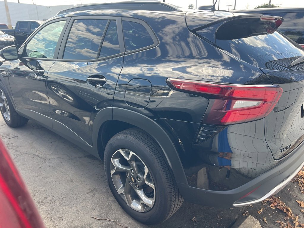 2025 Chevrolet Trax LT photo 3