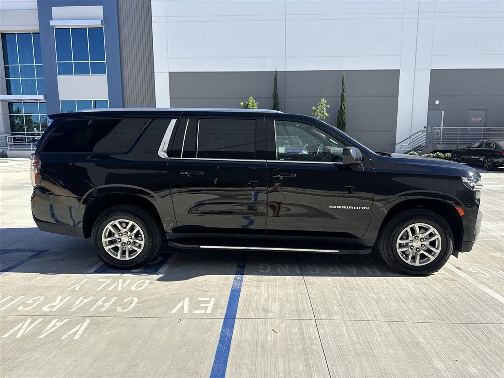 2024 Chevrolet Suburban LT photo 2