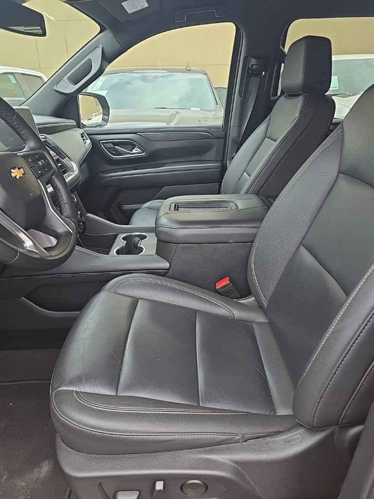2024 Chevrolet Suburban LT photo 4
