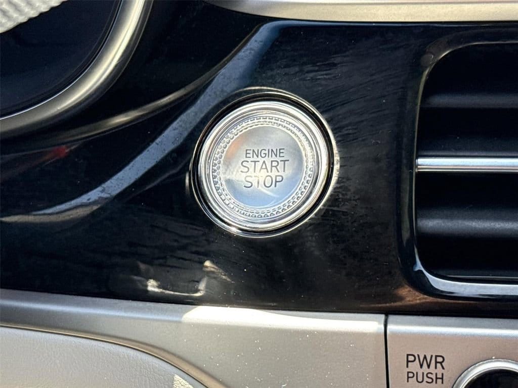 2025 GENESIS G70 Standard - Photo 16