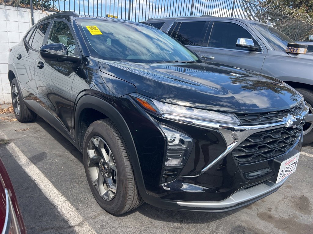 2025 Chevrolet Trax LT photo 2