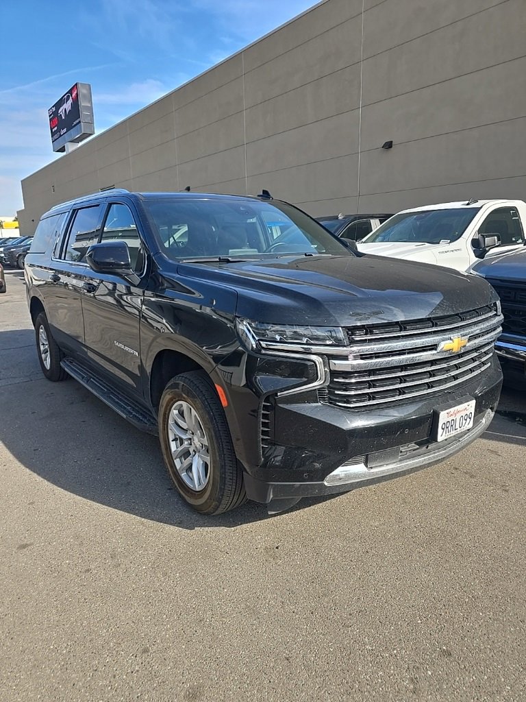 2024 Chevrolet Suburban LT photo 2