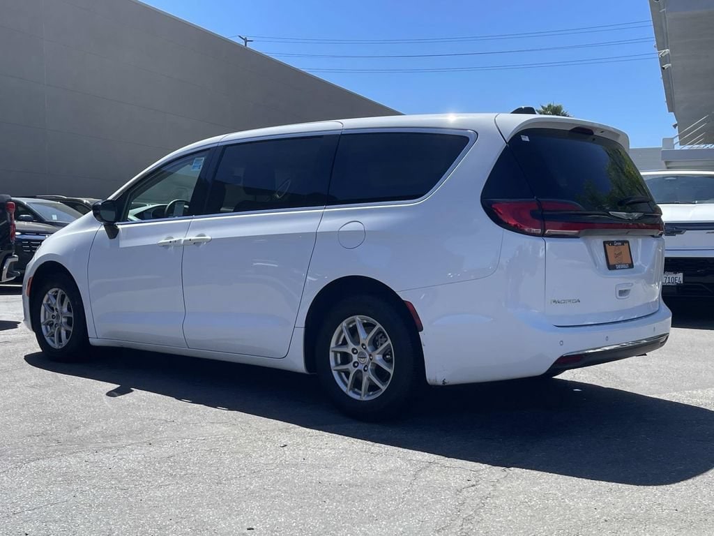 Used 2024 Chrysler Pacifica Touring L