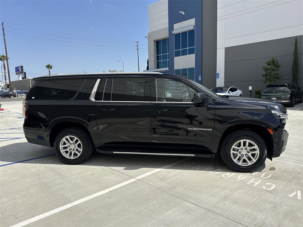 2024 Chevrolet Suburban LS photo 2