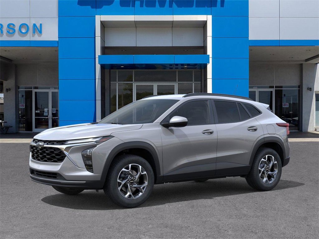 2025 Chevrolet Trax LT photo 2
