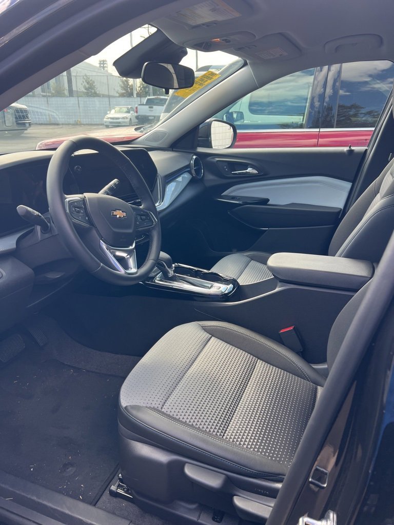 2025 Chevrolet Trax LT photo 4