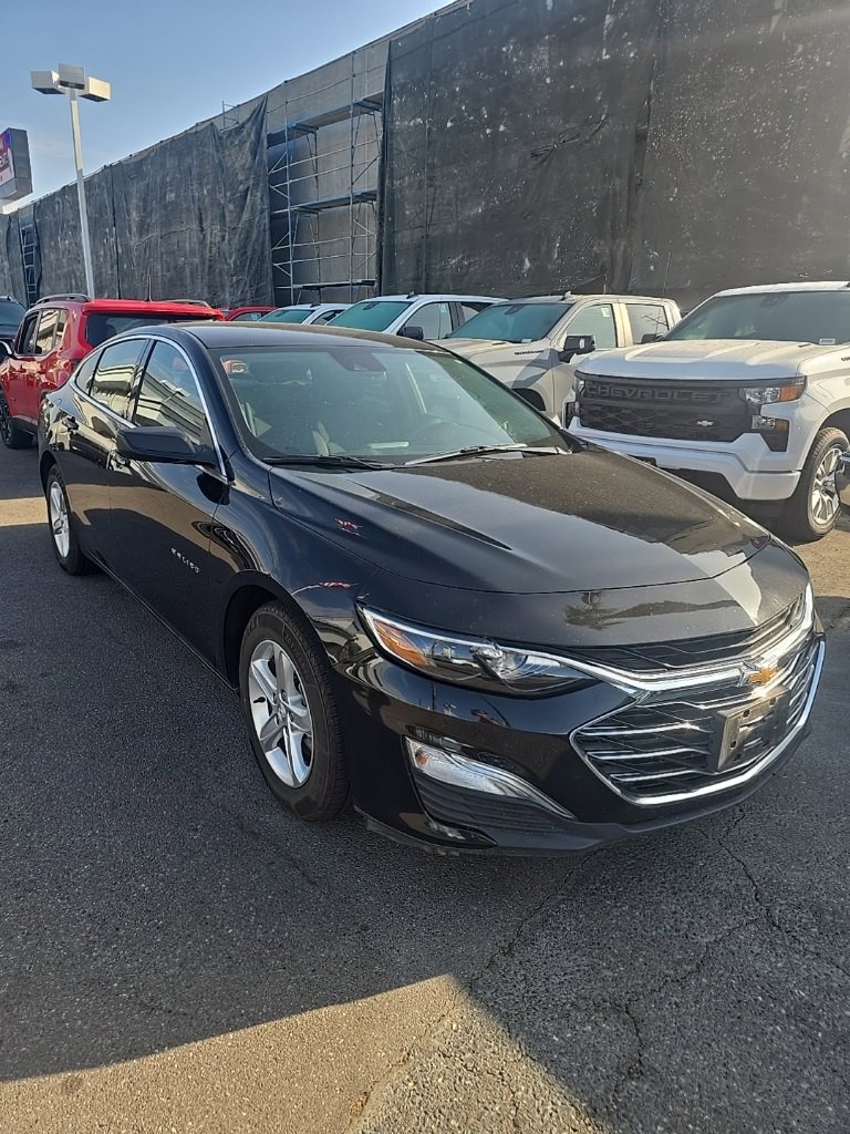 2023 Chevrolet Malibu photo 2