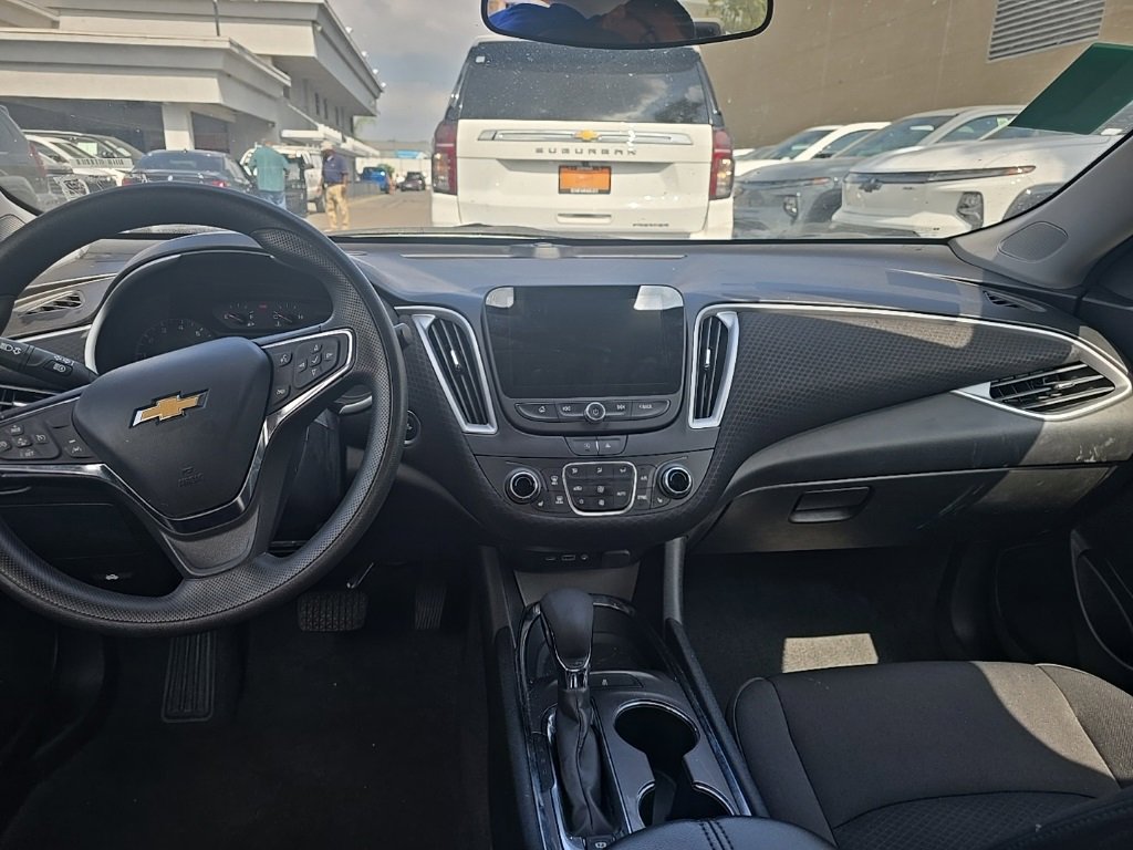 2023 Chevrolet Malibu 1LT photo 2