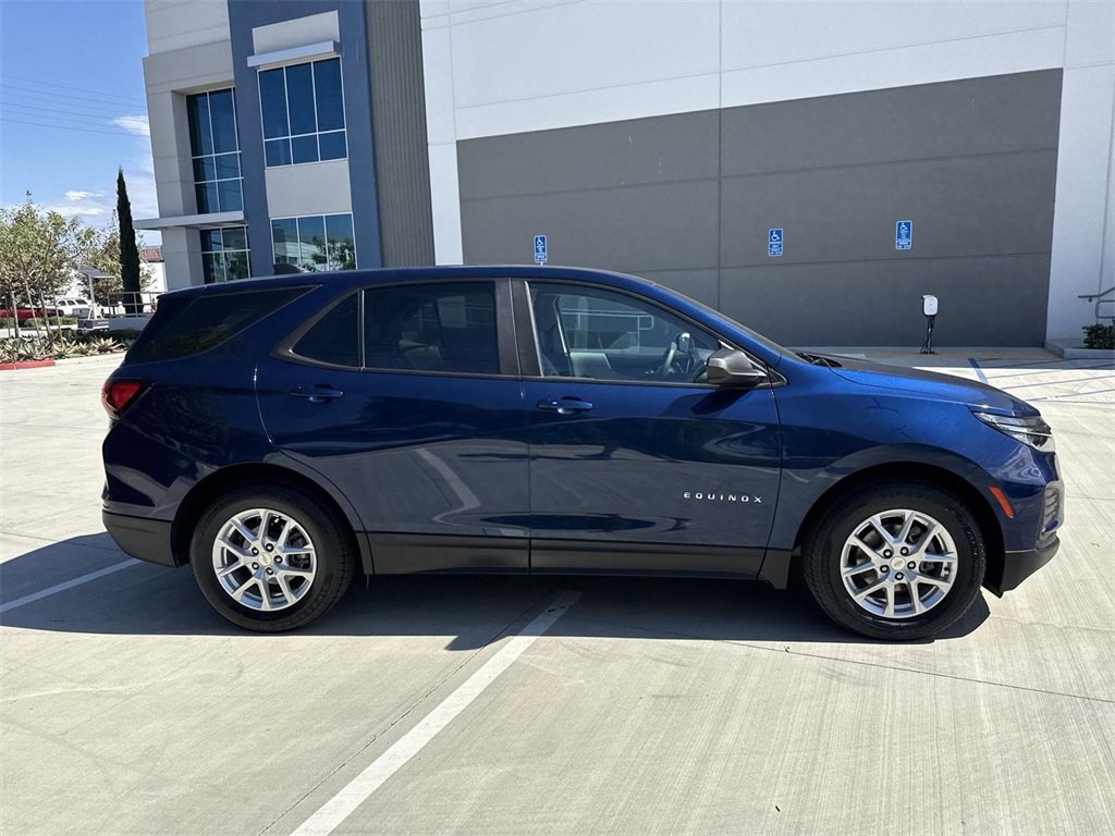 2022 Chevrolet Equinox LS photo 2