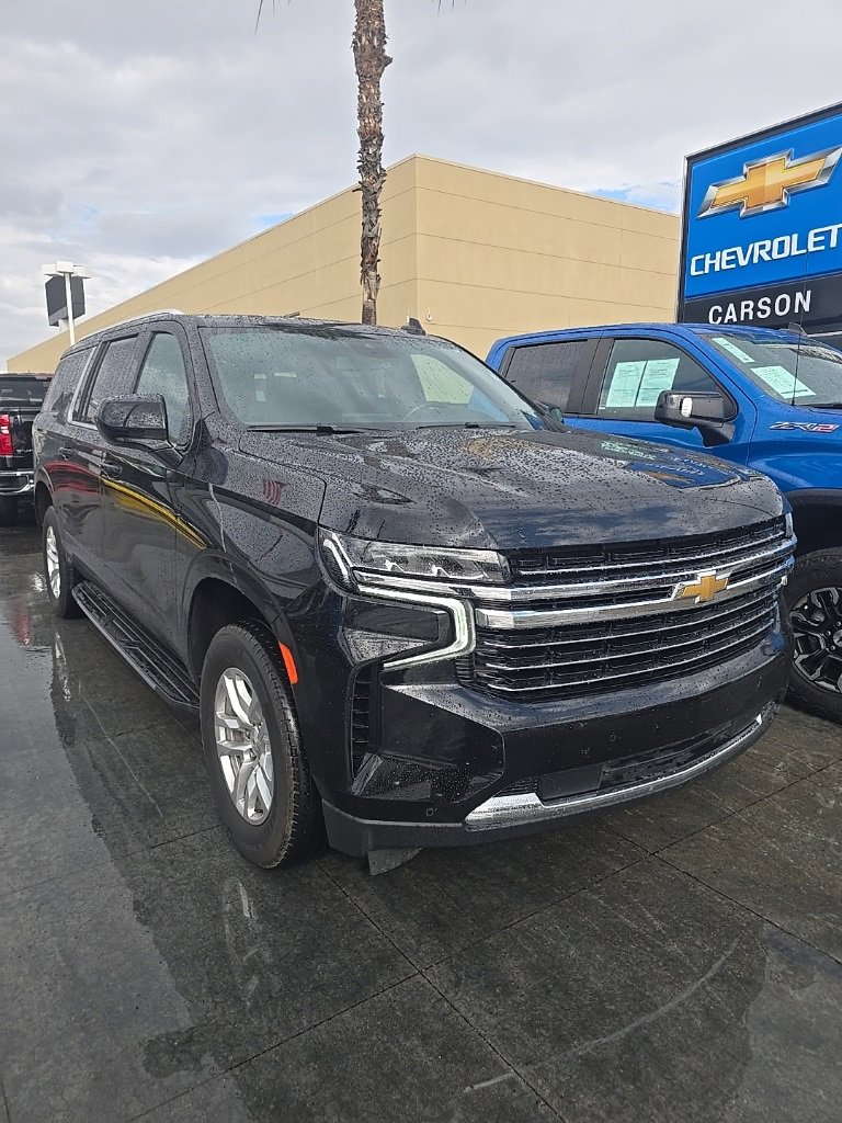 2024 Chevrolet Suburban LT photo 2