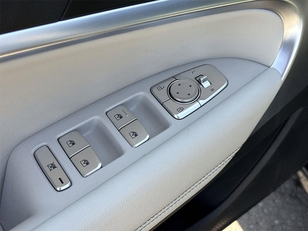2025 GENESIS G70 Standard - Photo 22