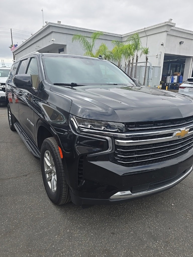 2024 Chevrolet Suburban LT photo 2